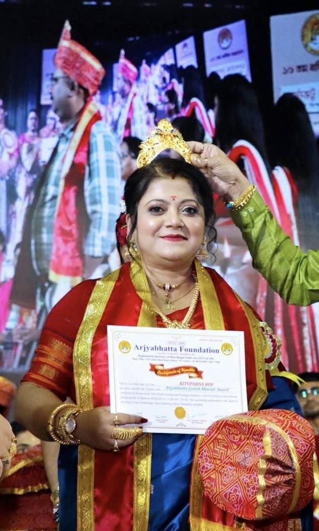 Rituparna Roy receiving the Dr. B.V. Raman Award for Excellence in Vedic Jyotish